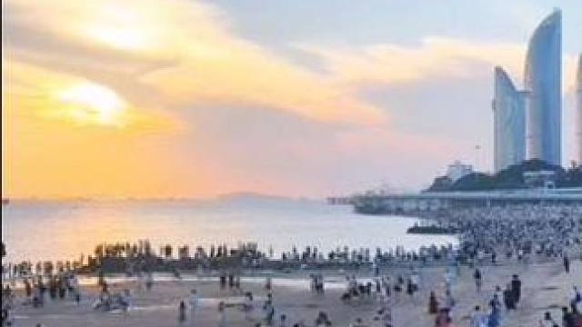 晚霞日落美景，观看者众多！#厦门风景#手机摄影 。