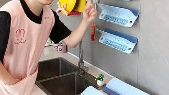 折叠挡水板置物架 在厨房洗碗池边放上这个吸盘挡水板，刷锅洗碗就不会弄得台面湿哒哒的，放在台面洗衣服也