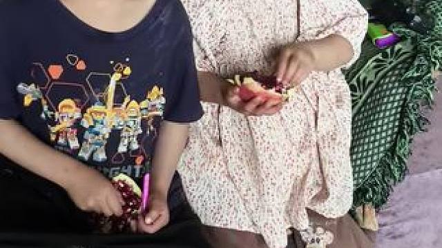 双双这几天不在家里，买了点石榴吃。