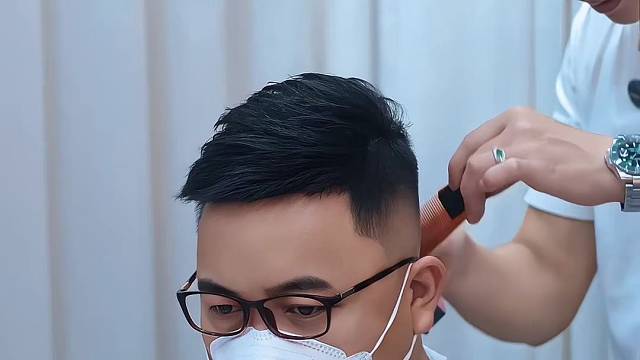 6 D真发980包设计包剪包染。每一位顾客我都认认真真把头发剪好。常年招生。地址揭阳桥南柏顿公寓四楼