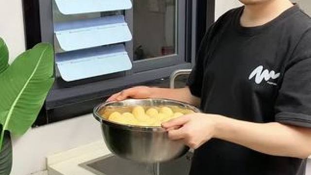 折叠挡水板置物架 在厨房洗碗池边放上这个吸盘挡水板，刷锅洗碗就不会弄得台面湿哒哒的，放在台面洗衣服也