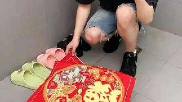 吸盘伸缩拖鞋架 不用打孔粘胶就能上墙固定的拖鞋架，可伸缩的设计，足够收纳全家人的拖鞋，不占地方，还能