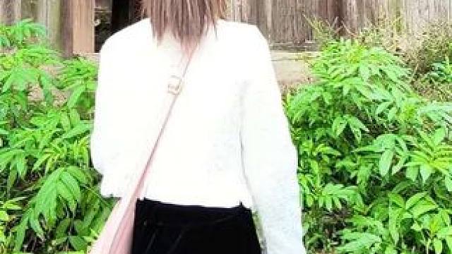 身为家里只有女儿的我，看着空荡荡的老屋，墙壁斑驳，腐朽的木浆梁支撑着摇摇欲坠的屋顶，心酸不已，终于理