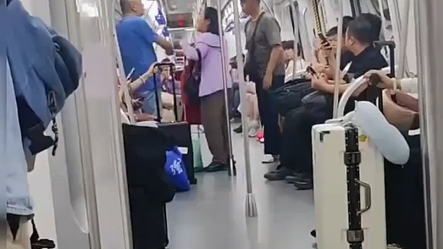 车上这么多又高又大又年轻的小伙子，也不知劝劝，都溜了[捂脸]