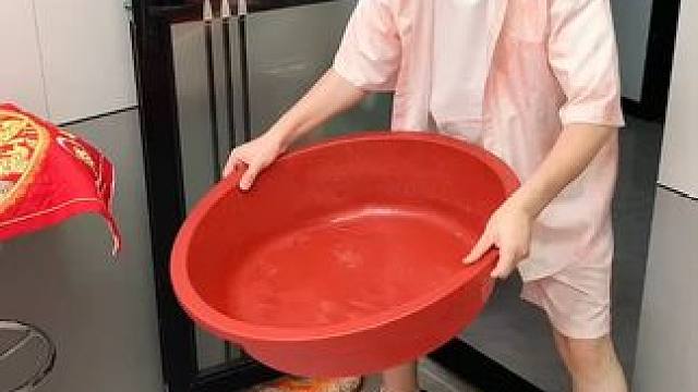 螃蟹壁挂拖把夹 有了这个拖把夹，家里的拖把扫把能上墙收纳了，不占空间，拿取也方便