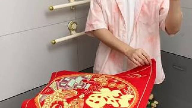 吸盘伸缩拖鞋架 不用打孔粘胶就能上墙固定的拖鞋架，可伸缩的设计，足够收纳全家人的拖鞋，不占地方，还能