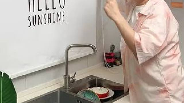 折叠挡水板置物架 在厨房洗碗池边放上这个吸盘挡水板，刷锅洗碗就不会弄得台面湿哒哒的，放在台面洗衣服也