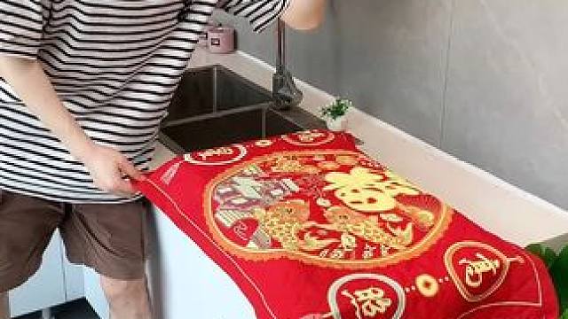 折叠挡水板置物架 在厨房洗碗池边放上这个吸盘挡水板，刷锅洗碗就不会弄得台面湿哒哒的，放在台面洗衣服也