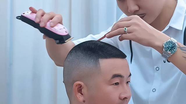 每一位顾客我都认认真真把头发剪好。常年招生。地址揭阳桥南柏顿公寓四楼，