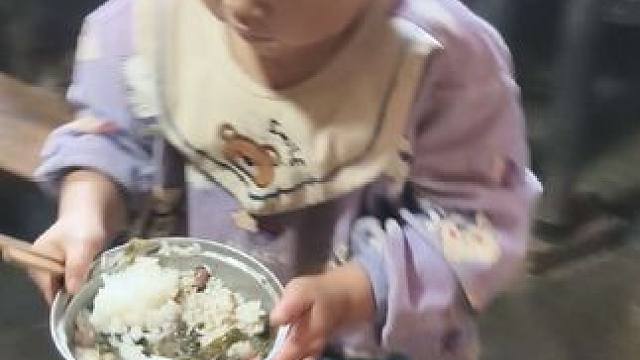 今天煮酸菜红豆汤吃。