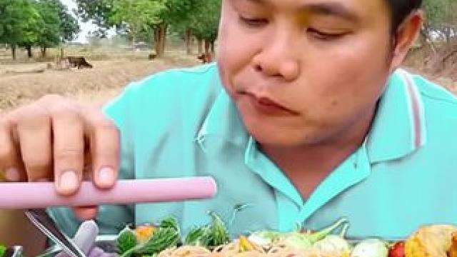 荷花杆鲜辣米粉油炸猪皮 #泰国大叔#泰国美食#内容启发搜索 #种草激励计划 #全民任务