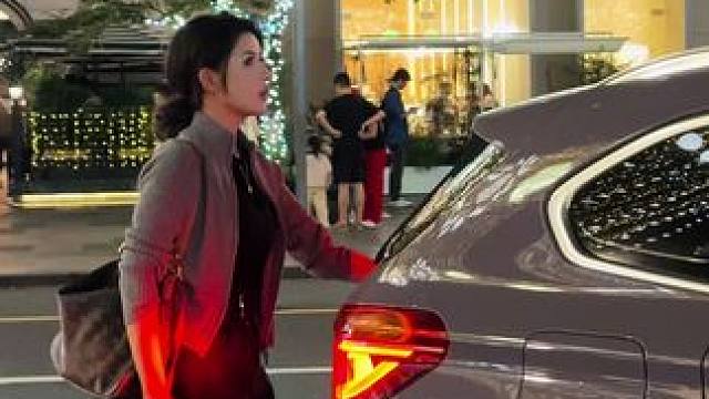 背着LV的小姐姐也有烦恼，宝马后备箱真的不好开