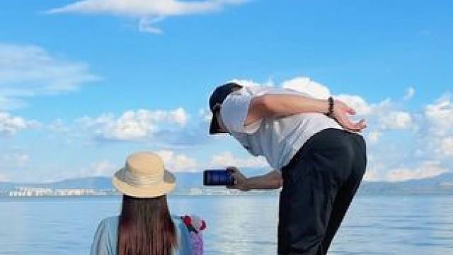 外出游玩这样拍也太美了，简单易学又好看#手机摄影 #拍出电影感#治愈系风景 #湖边美景 #手机运镜