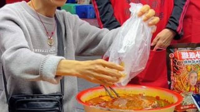 网红刘大哥轻松拿走8箱螺蛳粉~#螺蛳粉