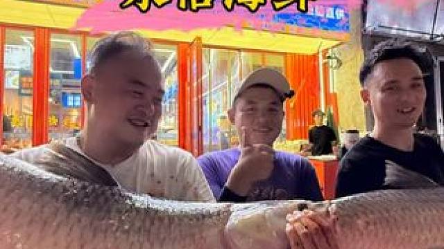 钓鱼交换美好武汉篇：用明天的鱼交换今天的蟹，看到老板抱鱼开心的样子，成年人的快乐有时候就这么简单