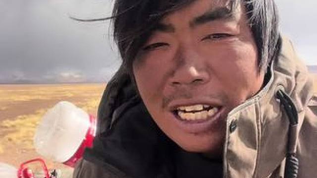 感谢路上遇到的好心人给我拿的水还有吃的