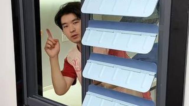 折叠挡水板置物架 在厨房洗碗池边放上这个吸盘挡水板，刷锅洗碗就不会弄得台面湿哒哒的，放在台面洗衣服也