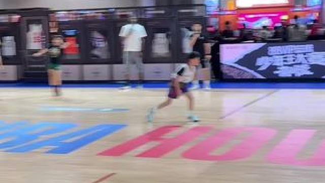 哥哥现在打个球，满脑子都是战术。
实锤了——打篮球，最锻炼的不是身体，是脑子！
#澳门NBA中国行