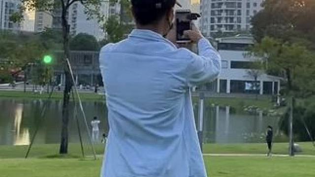 出门游玩包里带上一面镜子，随时都可以拍出唯美创意视频和照片#手机摄影 #拍摄技巧  #水面倒影 #天