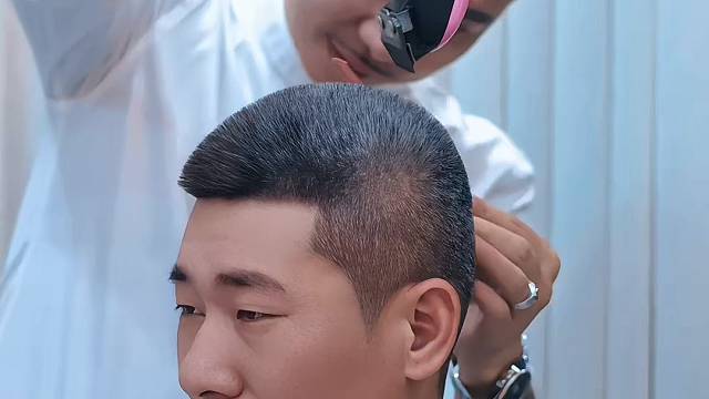 6 D真发980包设计包剪包染。每一位顾客我都认认真真把头发剪好。常年招生。地址揭阳桥南柏顿公寓四楼