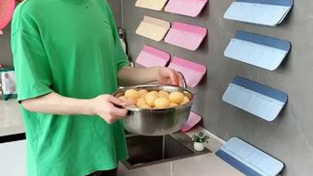 折叠挡水板置物架 在厨房洗碗池边放上这个吸盘挡水板，刷锅洗碗就不会弄得台面湿哒哒的，放在台面洗衣服也