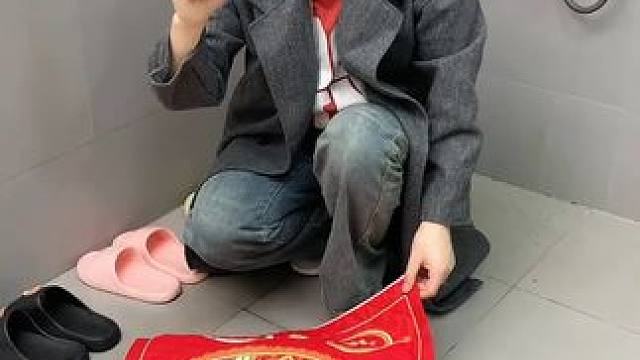 吸盘伸缩拖鞋架 不用打孔粘胶就能上墙固定的拖鞋架，可伸缩的设计，足够收纳全家人的拖鞋，不占地方，还能