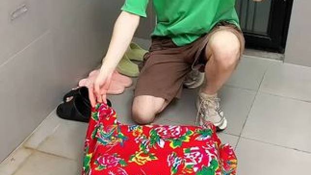 吸盘伸缩拖鞋架 不用打孔粘胶就能上墙固定的拖鞋架，可伸缩的设计，足够收纳全家人的拖鞋，不占地方，还能