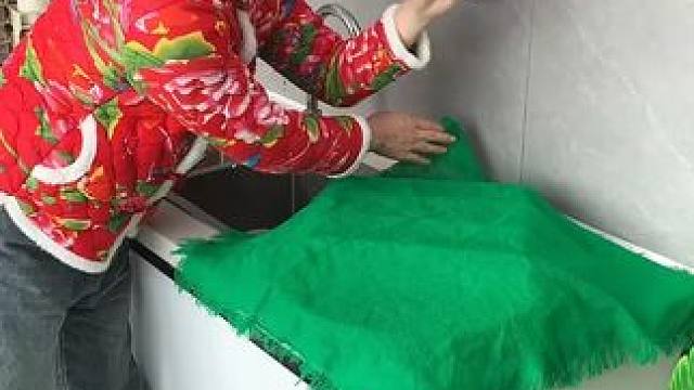 折叠挡水板置物架 在厨房洗碗池边放上这个吸盘挡水板，刷锅洗碗就不会弄得台面湿哒哒的，放在台面洗衣服也