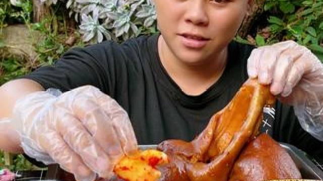 今天炖个又香又辣的猪头肉吃过瘾