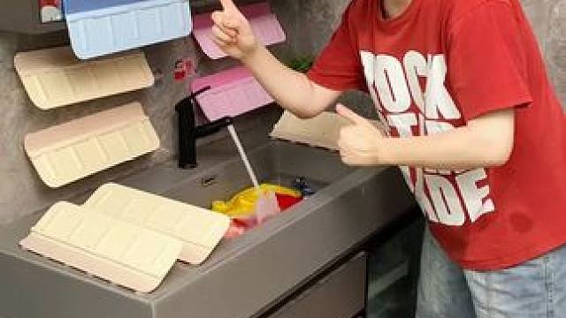 折叠挡水板置物架 在厨房洗碗池边放上这个吸盘挡水板，刷锅洗碗就不会弄得台面湿哒哒的，放在台面洗衣服也