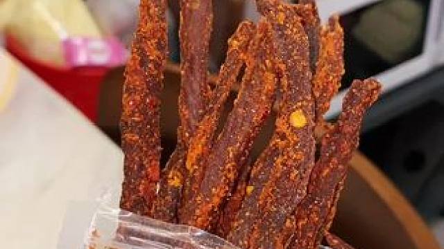 又辣又过瘾的猪肉条，追剧嘴馋来一根，越嚼越香，真的好好吃#追剧小零食 #嘴馋怎么办 #解馋 #太好吃