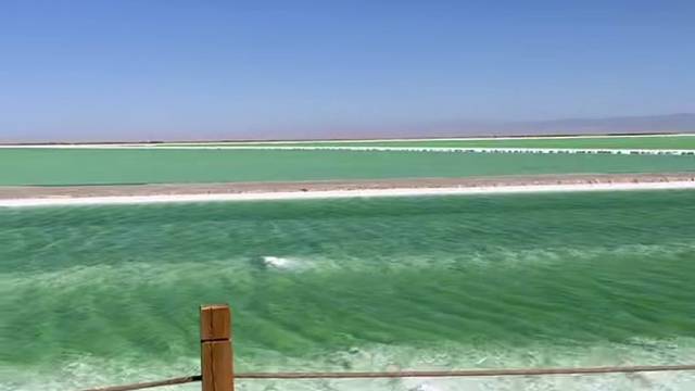 翡翠绿的湖水，像一块融化的宝石，静卧在山间。它那么澄澈温润，让人忍不住想轻轻捧起，感受那份清凉从指缝