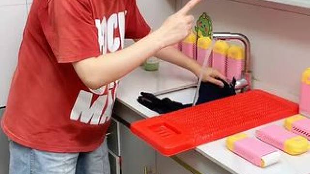 多功能肥皂盒 手洗衣服一定少不了这个 ，起泡很丰富不打滑，可以把肥皂用的一点都不剩，还是