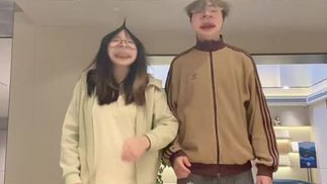 这两人怎么这么像