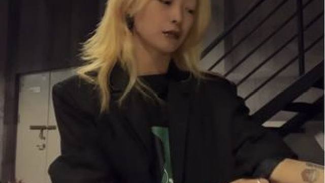 黃蚊！ #seventeen #dance #舞蹈 #原来黑皮的我这么高级 #shakeitoff