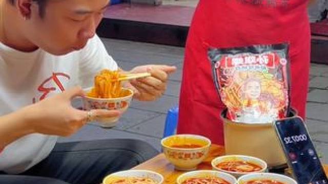 甘肃帅哥轻松拿走8箱螺蛳粉