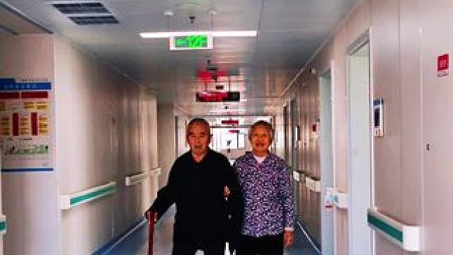 #愿天下所有的父母身体健康长寿 #一生的陪伴，化作此刻的紧紧相依，他们的故事，在搀扶中延续。(78岁