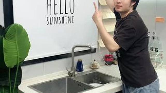 折叠挡水板置物架 在厨房洗碗池边放上这个吸盘挡水板，刷锅洗碗就不会弄得台面湿哒哒的，放在台面洗衣服也