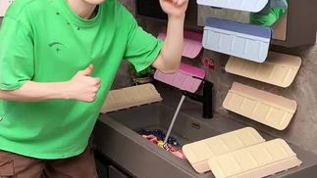 折叠挡水板置物架 在厨房洗碗池边放上这个吸盘挡水板，刷锅洗碗就不会弄得台面湿哒哒的，放在台面洗衣服也