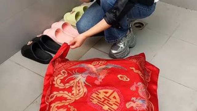 吸盘伸缩拖鞋架 不用打孔粘胶就能上墙固定的拖鞋架，可伸缩的设计，足够收纳全家人的拖鞋，不占地方，还能