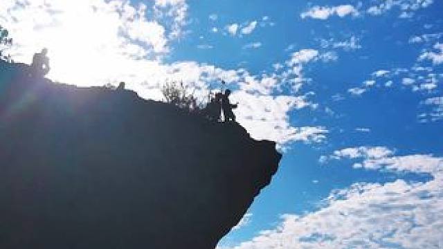 逆光下的悬崖峭壁#大自然鬼斧神工  #这是什么神仙地方 #醉美广元#天空之镜#旅行推荐官