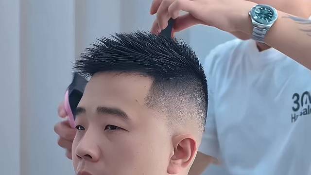 每一位顾客我都认认真真把头发剪好。常年招生。地址揭阳桥南柏顿公寓四楼，