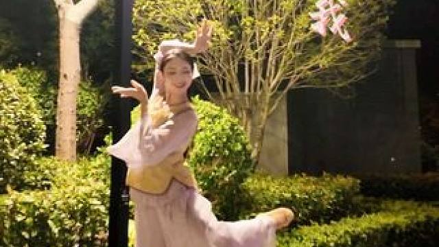 花开花落无限寂寞 思恋太辽阔
#你我 #原创编舞 #青年舞蹈家计划 #创作者成长计划 #古典