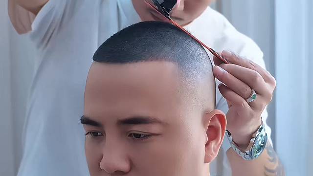 每一位顾客我都认认真真把头发剪好。常年招生。地址揭阳桥南柏顿公寓四楼，