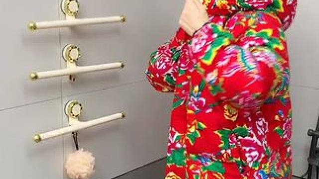 吸盘伸缩拖鞋架 不用打孔粘胶就能上墙固定的拖鞋架，可伸缩的设计，足够收纳全家人的拖鞋，不占地方，还能