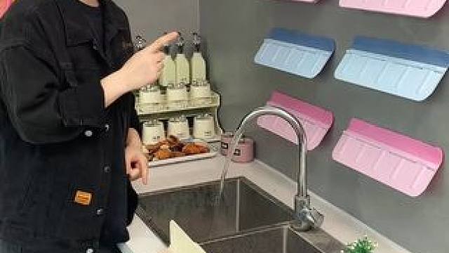 折叠挡水板置物架 在厨房洗碗池边放上这个吸盘挡水板，刷锅洗碗就不会弄得台面湿哒哒的，放在台面洗衣服也