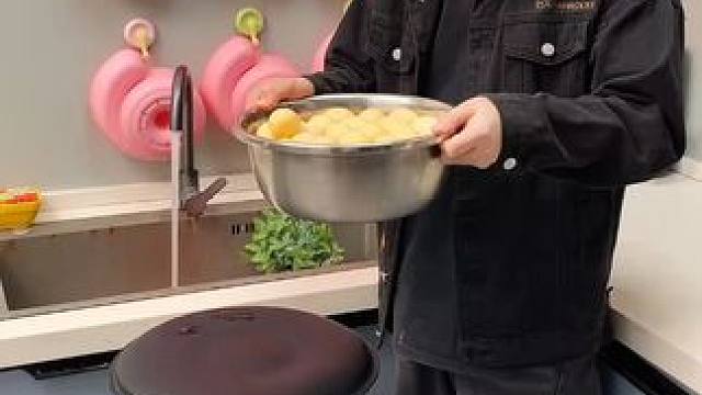 蜗牛自动清洗篮 蜗牛自动清洗篮，有了它，以后洗水果可就太方便了，自动洗干净还能自动沥水，