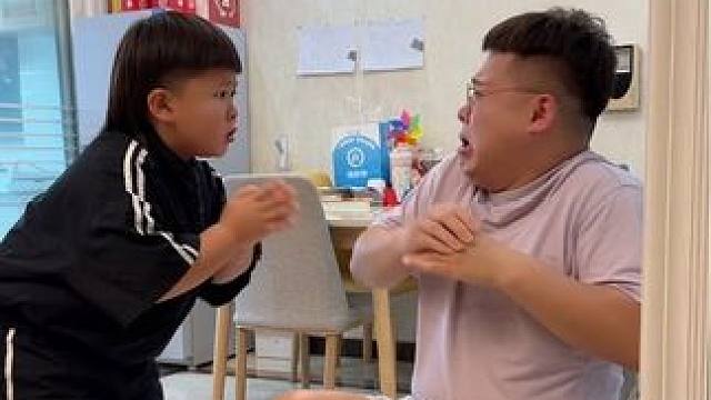 我爸狠起来连自己都揍#人类高质量暑假 #精选 #她们的精选