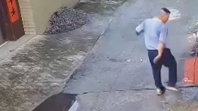 有素质有修养的人:不会在这个时侯扫门囗的[捂脸]