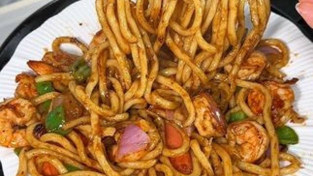 比炒面还好吃的虾仁乌冬面，解馋还没负担，发酵面食营养丰富，真的好好吃#炒乌冬面